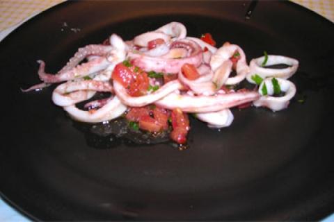 Insalatina tiepida di pomodori e calamaretti